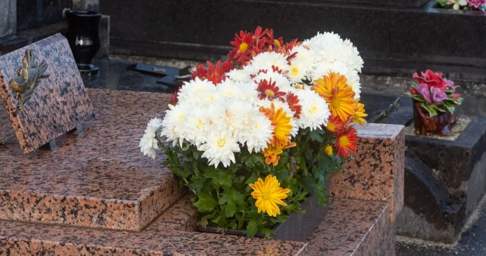 Kwiaty na nagrobku