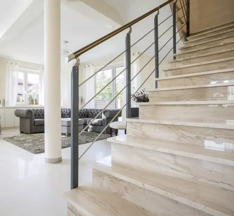 Białe marmurowe schody
